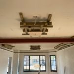 Spanplafond installatie in woonkamer. Spanplafond voordelen. #Tension #Essentials #Renovatie #Spanplafond #LED-spots #Pendel-verlichting