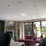 Spanplafond installatie in keuken en woonkamer #Tension #Essentials #Renovatie #Spanplafond #LED-spots #Pendel-verlichting