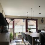 Spanplafond installatie in keuken en woonkamer #Tension #Essentials #Renovatie #Spanplafond #LED-spots #Pendel-verlichting
