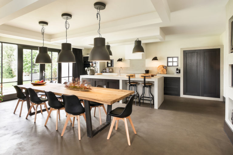 Open keuken in moderne woning met witte spanwanden