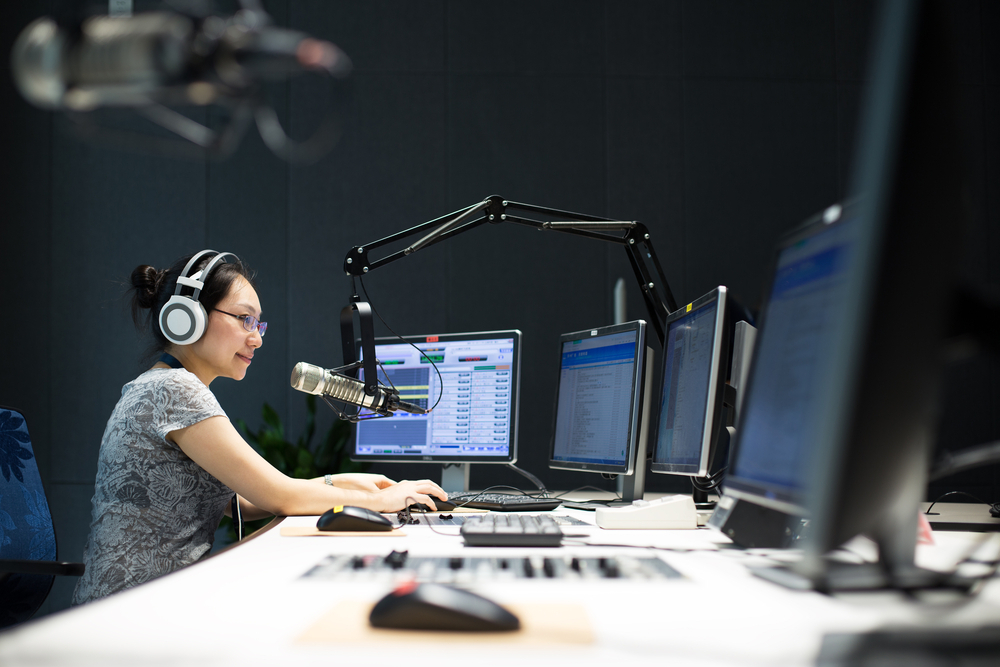 akoestische spanplafonds en spanwanden in een radio zender station