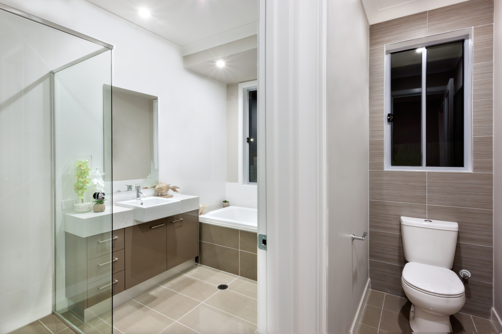 Moderne kleine badkamer met wit spanplafond en spotlichten