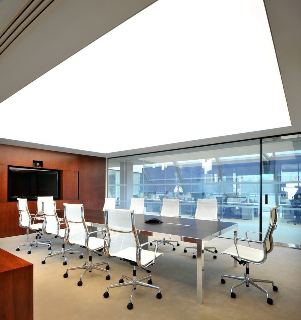 spanplafond lumina met LED verlichting in een zeer modern kantoor