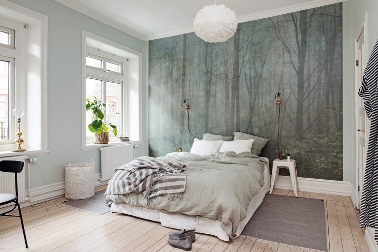 spanwand in een moderne slaapkamer met print van bomen