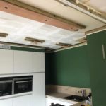 Keuken renovatie voor en na spanplafond