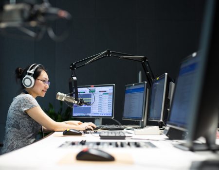akoestische spanplafonds en spanwanden in een radio zender station