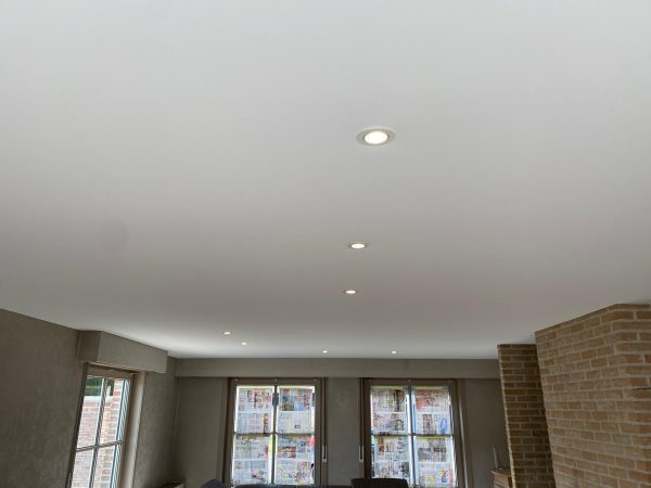 Spanplafond installatie in eetkamer #Tension #Essentials #Renovatie #Spanplafond #LED-spots