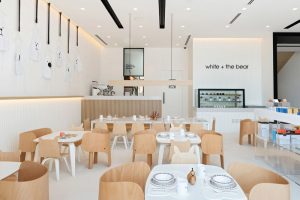 interieur design van een modern restaurant met een spanwand met ingebouwde verlichting spanplafond prijs