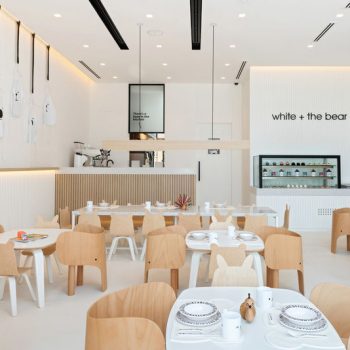 interieur design van een modern restaurant met een spanwand met ingebouwde verlichting spanplafond prijs