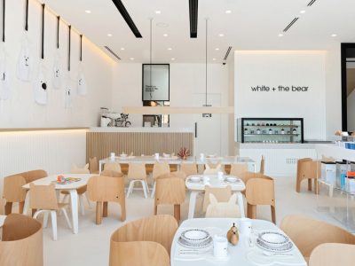 interieur design van een modern restaurant met een spanwand met ingebouwde verlichting spanplafond prijs