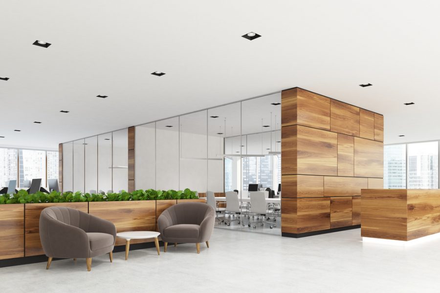 interieur design van een verzekeringskantoor met een spanplafond voorzien van ingebouwde LED spots