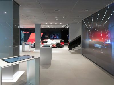 lichtplafond, spanplafond in showroom met grote showroom van