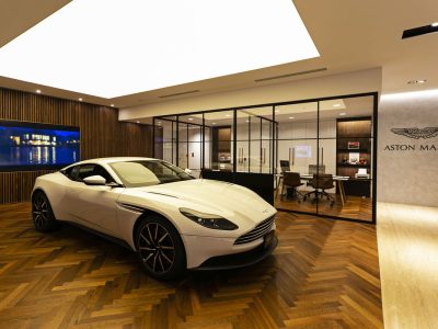 lichtplafond, spanplafond in showroom met grote showroom van aston martin