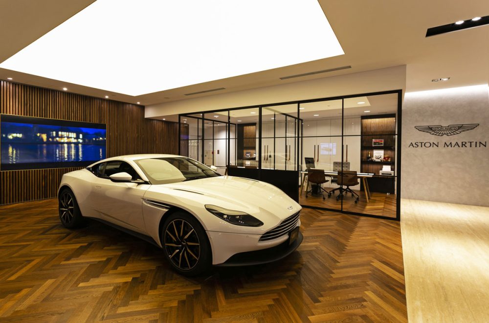 lichtplafond, spanplafond in showroom met grote showroom van aston martin