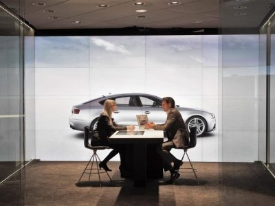 lichtplafond, spanplafond in showroom met grote showroom van audi londen