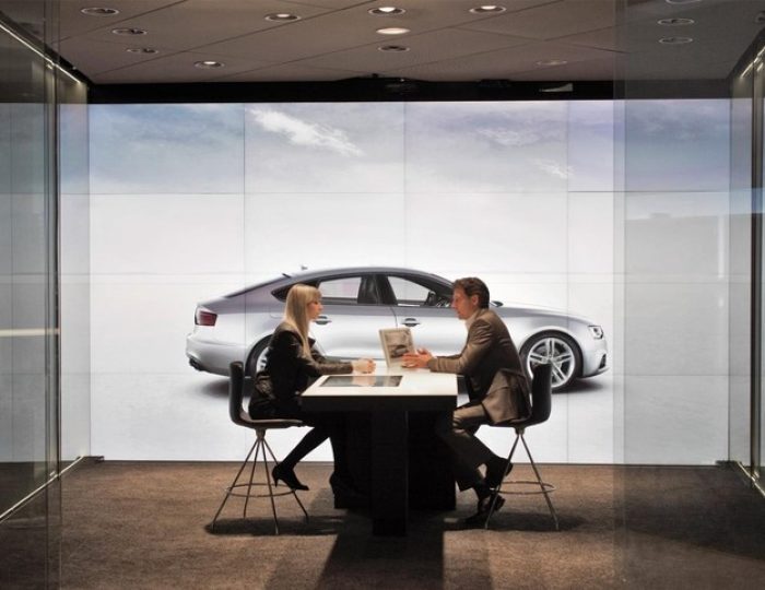 lichtplafond, spanplafond in showroom met grote showroom van audi londen