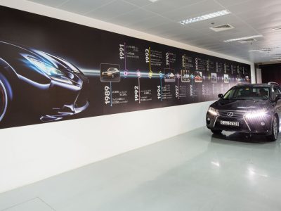 lichtplafond, spanplafond in showroom met grote showroom van lexus