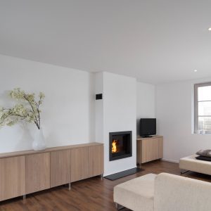 moderne woonkamer met spanplafond en led verlichting spots