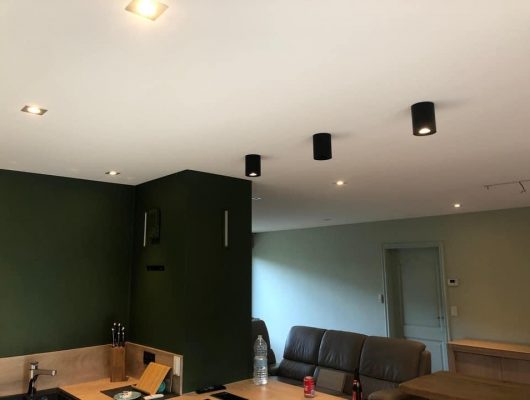 Keuken renovatie voor en na spanplafond