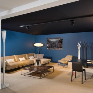 spanplafond en spanwand akoestisch met blauwe muur en zwart plafond