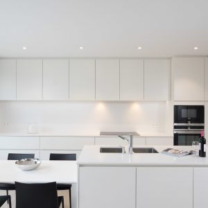 spanplafond en spanwand essentials in een moderne keuken