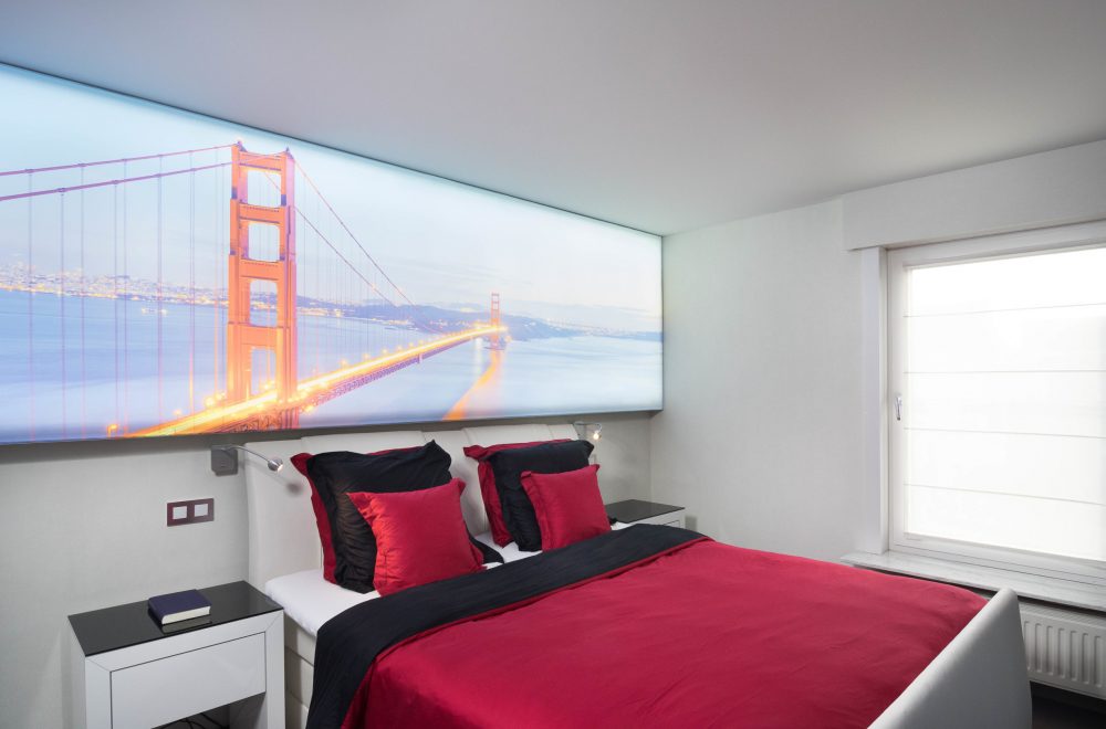 spanplafond en spanwand in een slaapkamer met brug van california op de achtergrond lumina