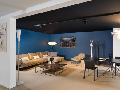 spanplafond en spanwand met akoestisch plafond en blauwe wand woonkamer inspiratie