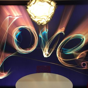 spanplafond en spanwand met love print