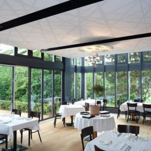 spanplafond en spanwand tension vivid plafond restaurant met abstract ontwerp
