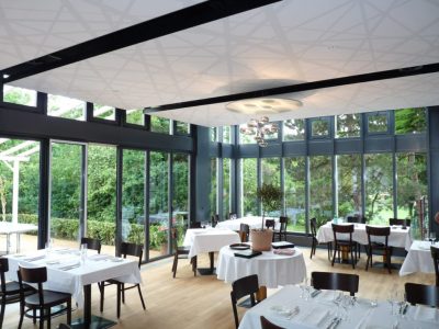 spanplafond en spanwand tension vivid plafond restaurant met abstract ontwerp