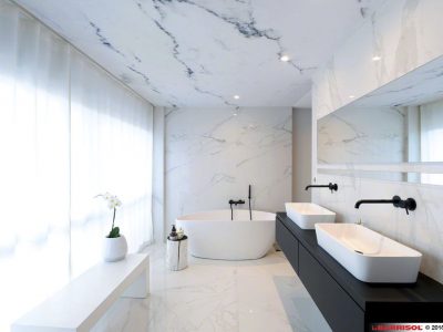 spanplafond en spanwanden in een badkamer antibacterieel met marmer print