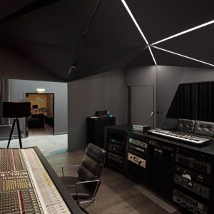 spanplafond in een muziekstudio met lichtstrips