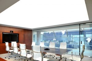spanplafond lumina met LED verlichting in een zeer modern kantoor