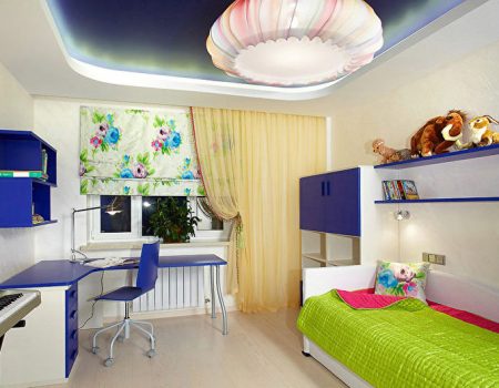 spanplafond met LED verlichting blauw in een kinderkamer