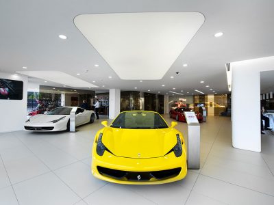 spanplafond met lichtplafond integratie in een mooie auto showroom