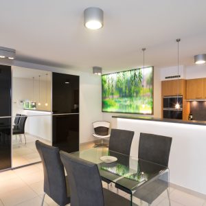 spanplafond met opbouwverlichting en hangarmaturen in een moderne open keuken amerikaans model