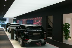 spanplafond met verlichting in showroom garage