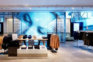 spanplafond spanwand frameview in de showroom van een moderne kledingwinkel spanplafond prijs