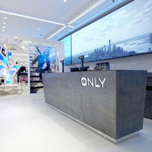 print lichtbak. spanplafond spanwand frameview skyline op de achtergrond van een ontvangsbalie in moderne winkel