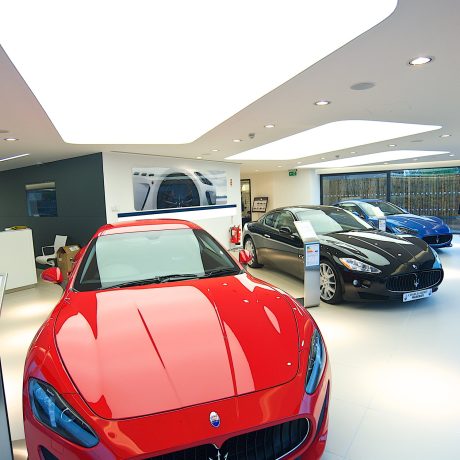 spanplafond spanwand lumina in een auto showroom spanplafond prijs