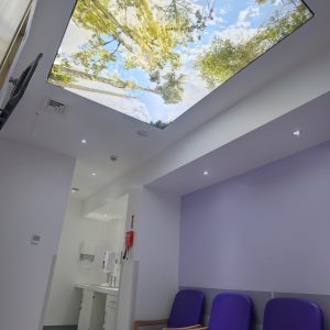 spanplafond spanwand lumina in een trendy en moderne artenspraktijk wachtkamer