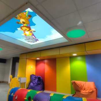 spanplafond spanwand lumina in een trendy en moderne kinderziekenhuis