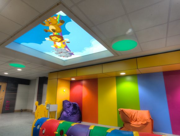 spanplafond spanwand lumina in een trendy en moderne kinderziekenhuis