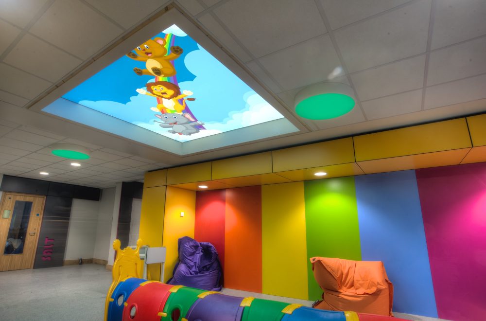 spanplafond spanwand lumina in een trendy en moderne kinderziekenhuis