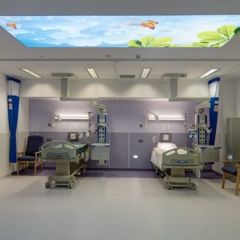 spanplafond spanwand op de intensieve zorgen afdeling van een ziekenhuis