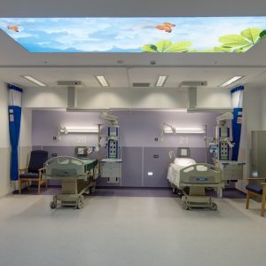 spanplafond spanwand op de intensieve zorgen afdeling van een ziekenhuis