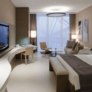 spanplafonds in een hotelkamer modern en trendy