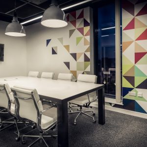 spanwand in een kantoor modern met witte tafel en stoelen