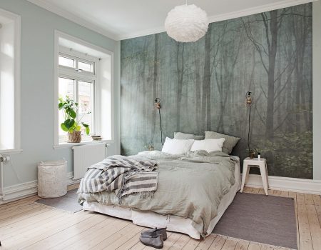 spanwand in een moderne slaapkamer met print van bomen