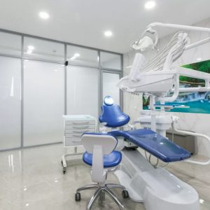tension sterile antibacteriële wand en spanplafond in artsenpraktij met inbouwspots